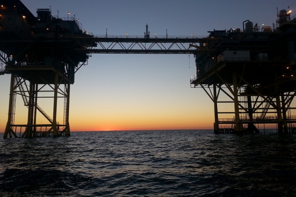 Ropa zyskuje w USA; Kuwejt zmniejsza produkcję, ale w USA coraz więcej odwiertów